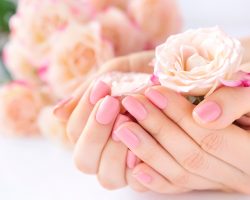 Scopri la manicure perfetta per la sposa in 3 soli step
